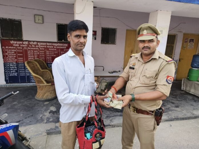 थैंक यू Hapur पुलिस, गंगा स्नान के दौरान गुम हुआ सामान लौटाया