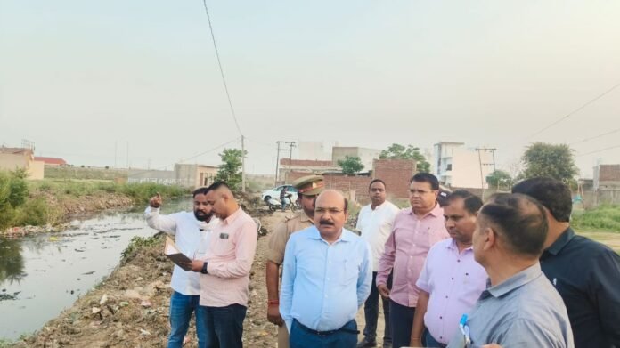 Hapur में जलनिकासी और विकास कार्यों का निरीक्षण, विशेष सचिव ने लगाई फटकार, दिए सख्त निर्देश