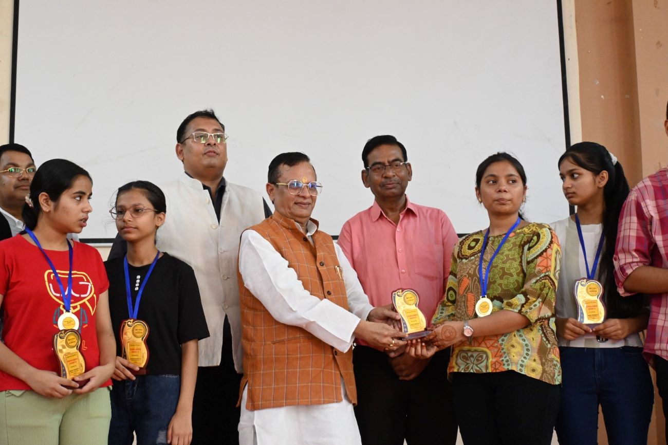 Hi-tech institute का भव्य प्रतिभा सम्मान समारोह, बच्चों को मिला हौसला 1 Hi-tech institute -