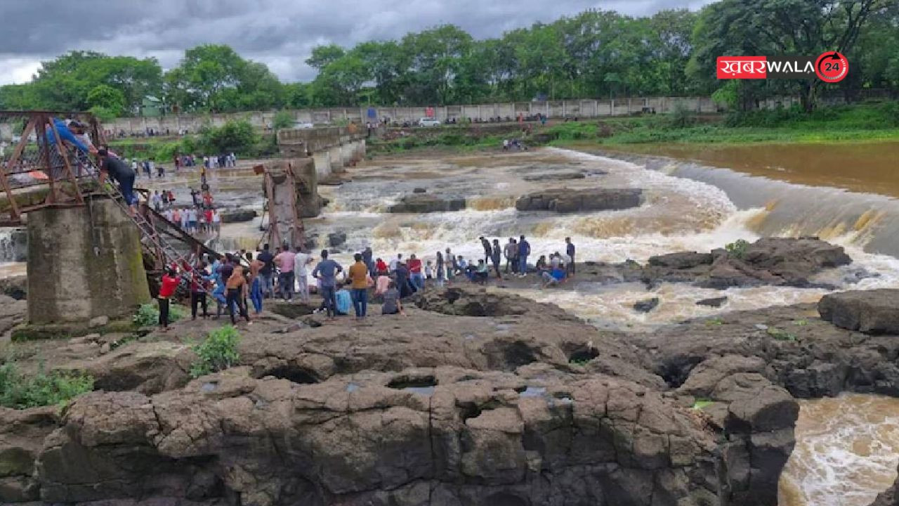 Pune bridge collapse: पुणे में इंद्रायणी नदी पर पुल ढहा, 2 की मौत, कई पर्यटक बह गए, बचाव अभियान जारी 1 Pune indrayani river bridge collapse