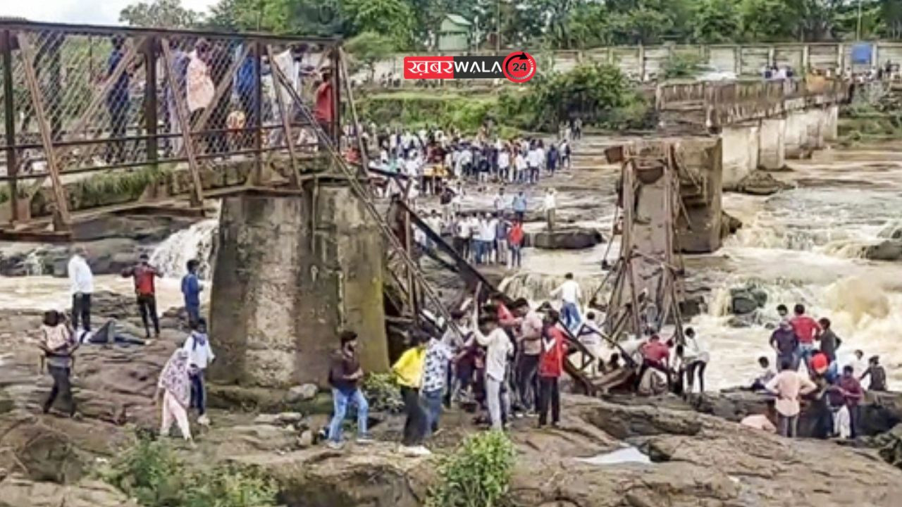Pune bridge collapse: पुणे में इंद्रायणी नदी पर पुल ढहा, 2 की मौत, कई पर्यटक बह गए, बचाव अभियान जारी 2 Pune indrayani river bridge collapse
