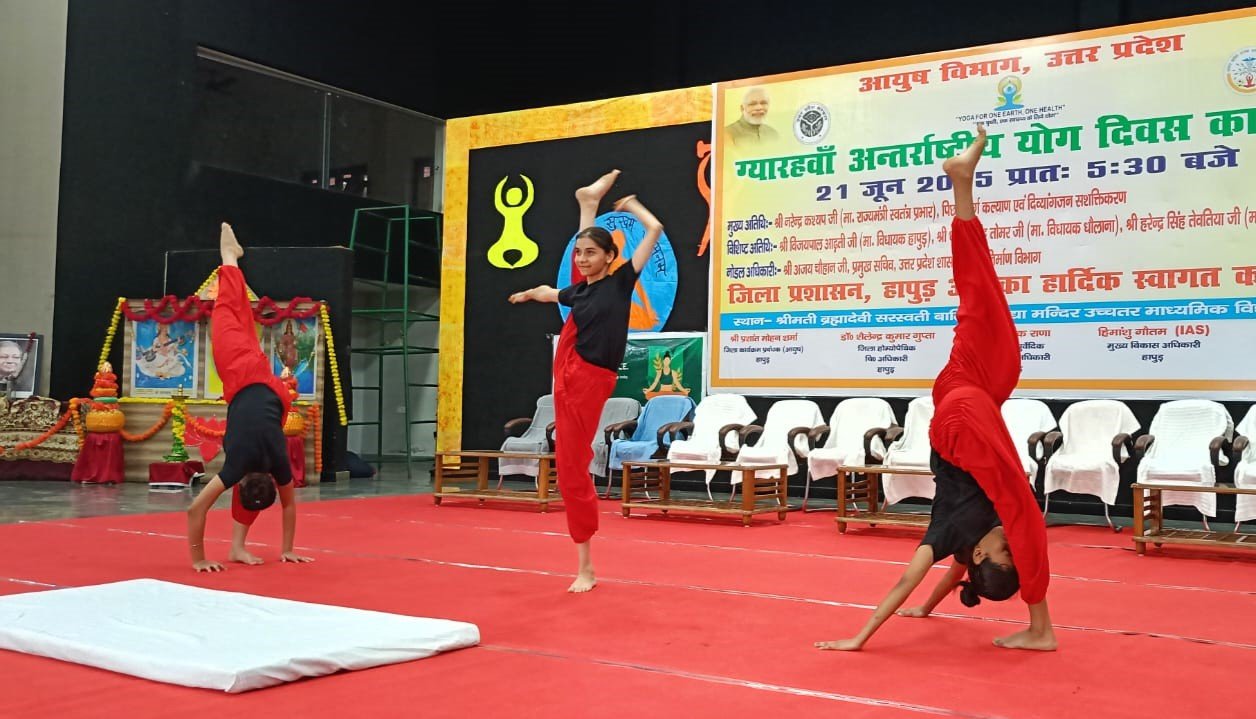 Yoga day पर हापुड़ में योग क्रांति, 4 लाख लोगों ने 11वें योग दिवस पर लिया स्वस्थ जीवन का संकल्प Yoga day -