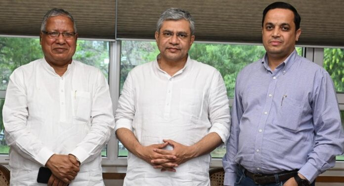 Vande Bharat Express पूर्व सांसद राजेंद्र अग्रवाल ने केंद्रीय रेल मंत्री अश्विनी वैष्णव से मुलाकात