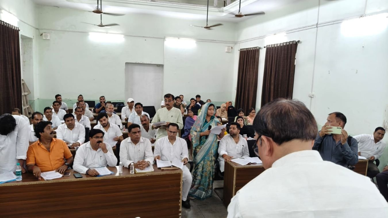 Hapur नगर पालिका बोर्ड बैठक: सभासदों ने पालिकाध्यक्ष के खिलाफ खोला मोर्चा, केवल 19 प्रस्ताव पास Hapur-
