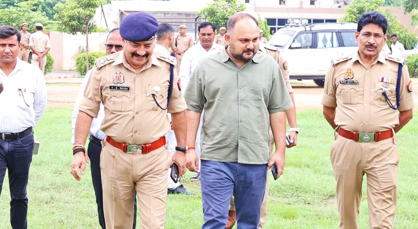 Hapur सावन 2025: ब्रजघाट में शिवमय माहौल, डीएम-एसपी ने हेलीकाप्टर से की कांवड़ियों पर फूलों की बारिश Hapur-