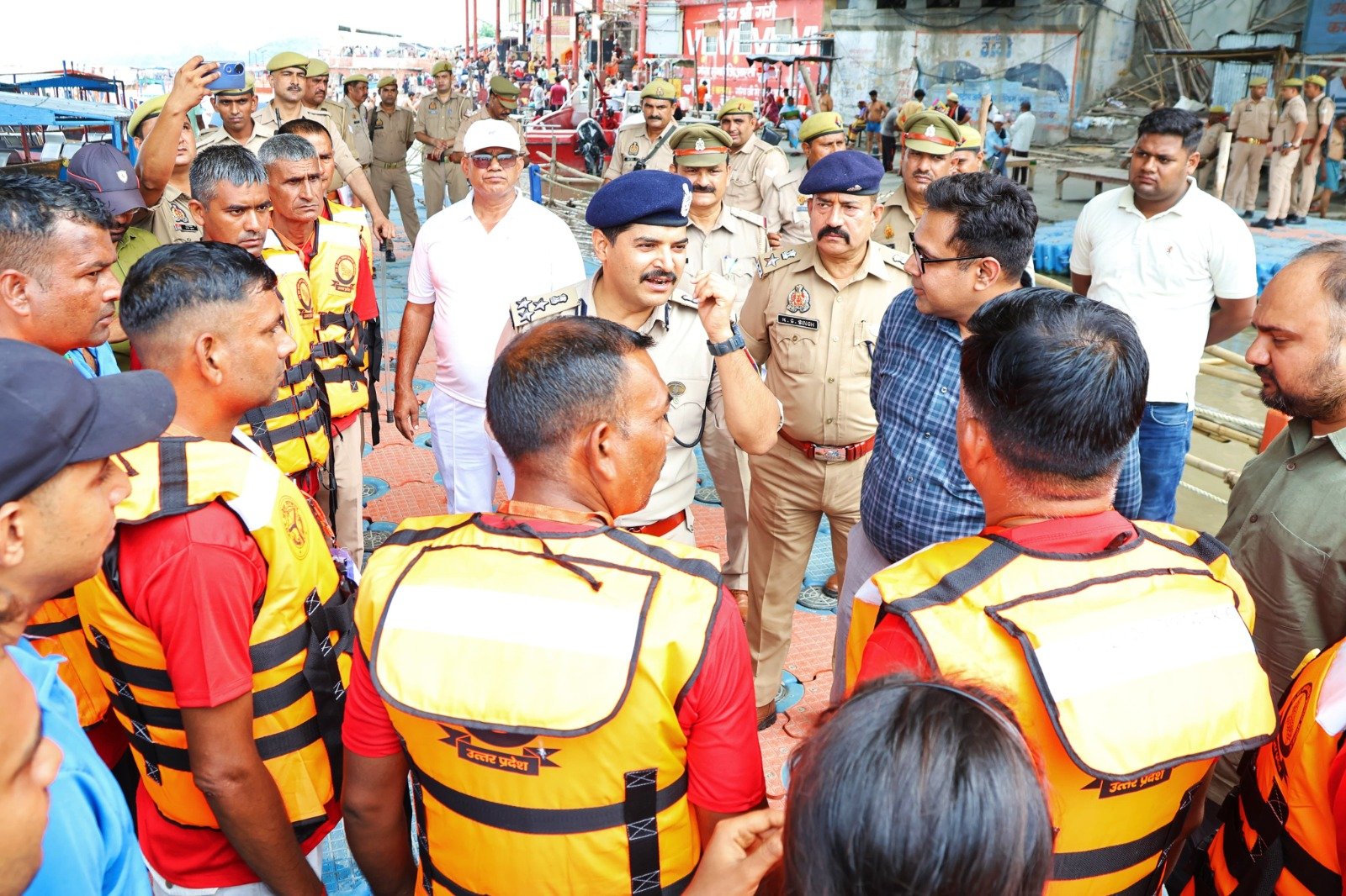 Hapur मंडलायुक्त और डीआईजी का ब्रजघाट दौरा: कांवड़ मार्ग की व्यवस्थाएं परखीं Hapur-