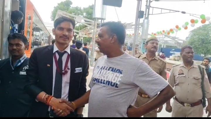 Railway News Hapur रेलवे स्टेशन पर वंदे भारत एक्सप्रेस को मिला ठहराव, जनप्रतिनिधियों ने हरी झंडी दिखाकर किया रवाना 1 Railway News