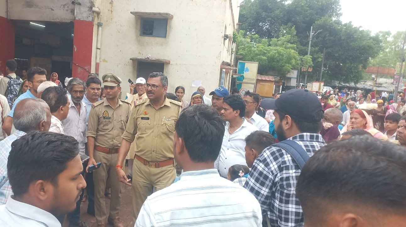 Hapur रोडवेज बस अड्डे पर यात्रियों की भीड़, एसपी मौके पर पहुंचे, बसों का कराया संचालन 1 Hapur-