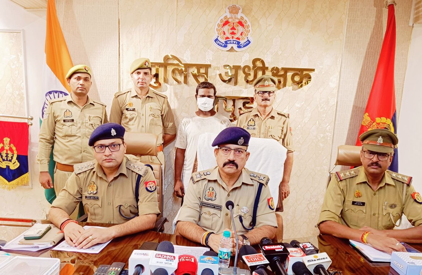 Hapur तमंचा फैक्ट्री का पर्दाफाश, भारी मात्रा में निर्मित, अद्धनिर्मित तमंचे बरामद, एक गिरफ्तार 1 Hapur
