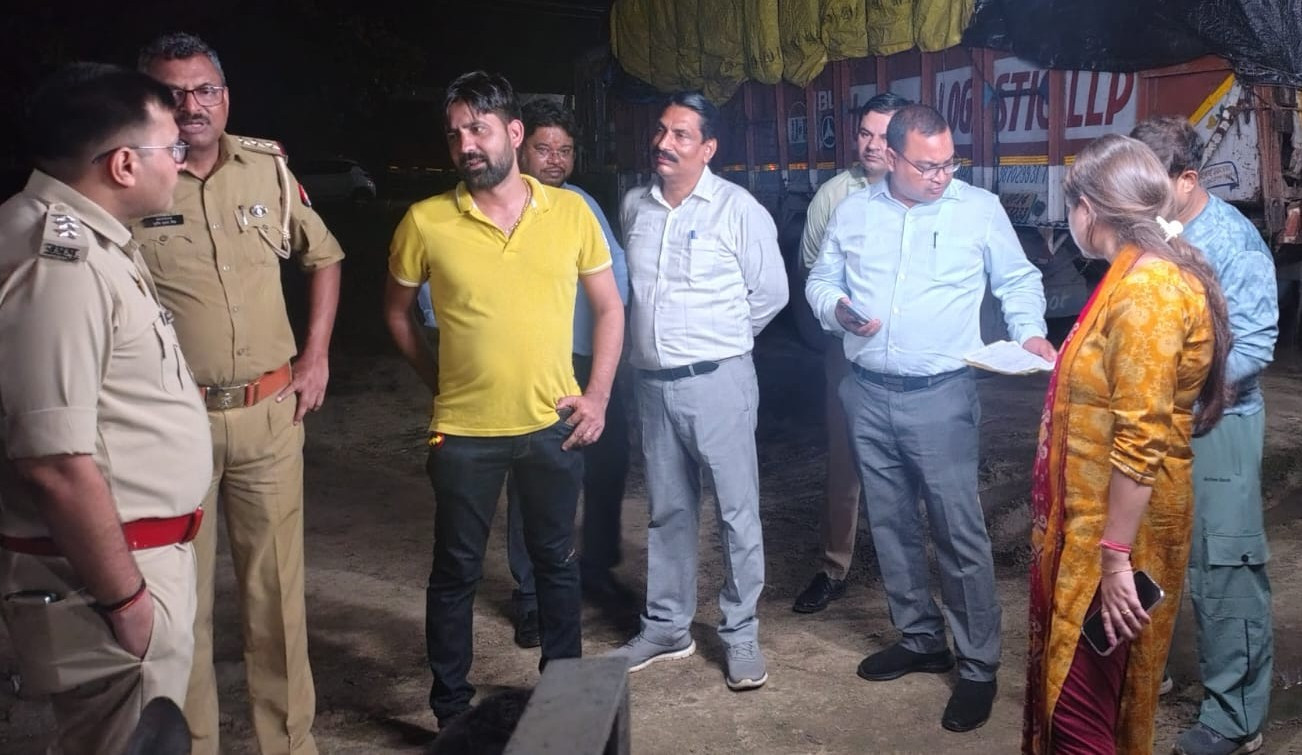 Hapur राशन की गााड़ियों में वजन बढ़ाने के लिए मिला रहे थे पानी, खाद्यान्न से भरे 8 ट्रक पकड़े, एफसीआई से गाजियाबाद जा रहे थे , जांच शुरू 1 Hapur