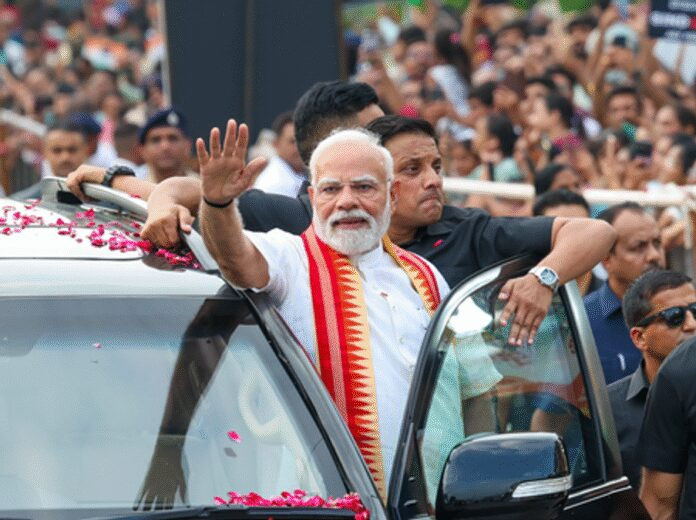 'ई-विटारा' को हरी झंडी दिखाने से पहले पीएम मोदी बोले- यह आत्मनिर्भरता और हरित गतिशीलता की दिशा में अहम