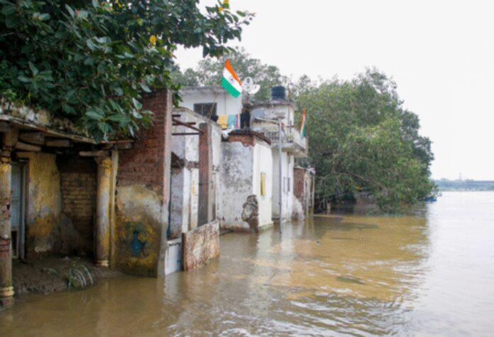 यमुना का जलस्तर फिर बढ़ा, खेतों और घरों में घुसा पानी