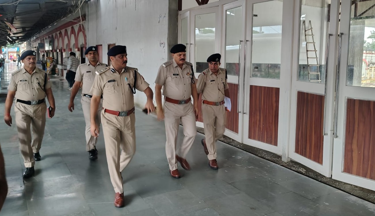 Hapur में आरपीएफ डीआईजी सैय्यद सरफराज अहमद ने रेलवे स्टेशन का किया निरीक्षण 1 Hapur-