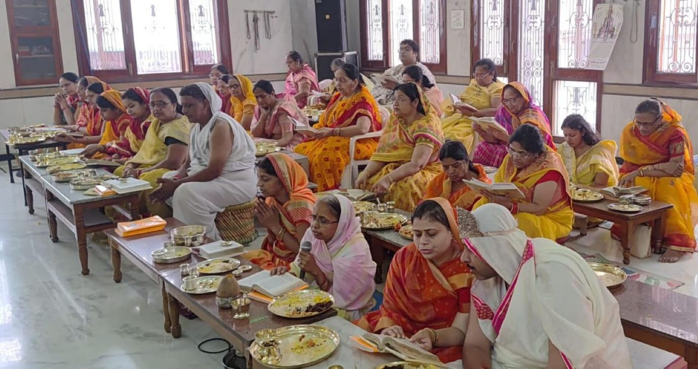 Hapur जैन समाज का पर्युषण दशलक्षण महापर्व शुरू: आदिनाथ दिगंबर जैन मंदिर में उमड़ा भक्तों का सैलाब 1 Hapur -