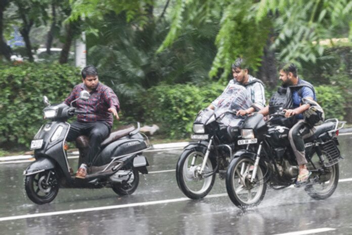 जीएसटी में कटौती से दोपहिया वाहनों की मांग में 200 और यात्री वाहनों की मांग में 100 आधार अंक की वृद्धि की उम्मीद : रिपोर्ट