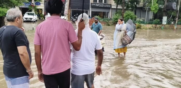 जालंधर में भारी बारिश के चलते दुकानदारों को लाखों का नुकसान, करंट लगने से रेलकर्मी की मौत