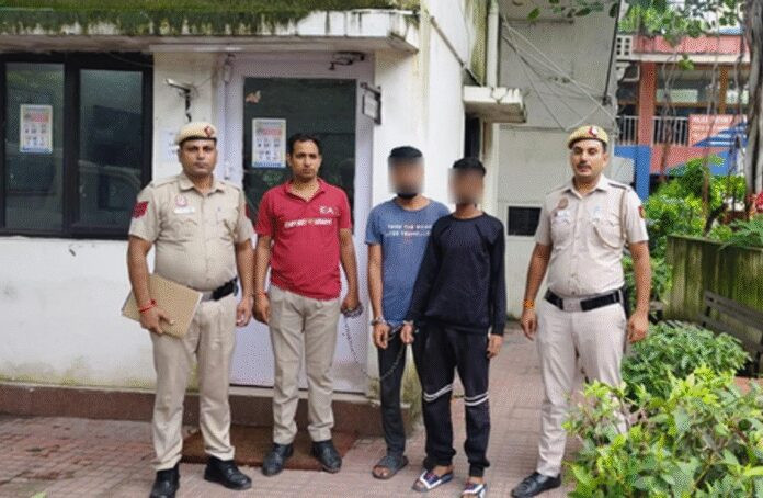 मंदिर के दानपात्र से चोरी करने वाले दो गिरफ्तार, नकदी बरामद