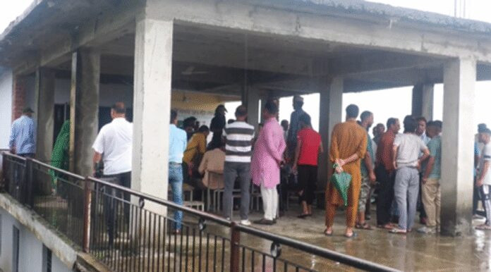 हमीरपुर जिले के गांव में भारी बारिश और भूस्खलन से पांच परिवार बेघर