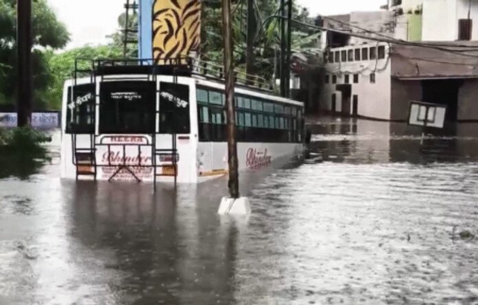 जालंधर में भारी बारिश से जनजीवन अस्त-व्यस्त, प्रशासन ने जारी किया अलर्ट