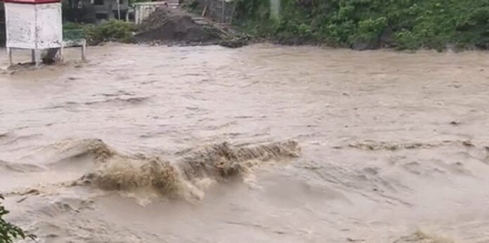 भारी बारिश से उफान पर टोंस नदी, अलर्ट मोड पर प्रशासन