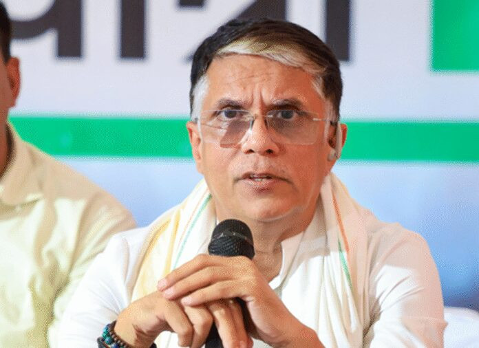अमित मालवीय ने दो वोटर आईडी पर घेरा तो पवन खेड़ा का सवाल, मतदाता सूची को दुरुस्त रखना किसका काम ?