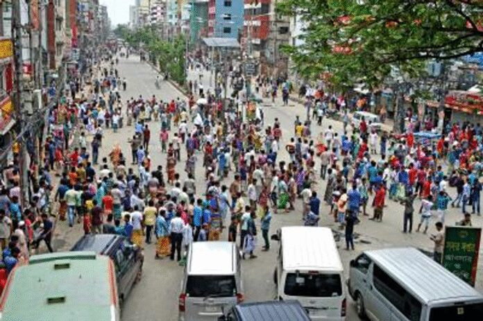 फैक्ट्री बंद किए जाने पर हंगामा, सुरक्षाबलों से भिड़े श्रमिक, एक की मौत