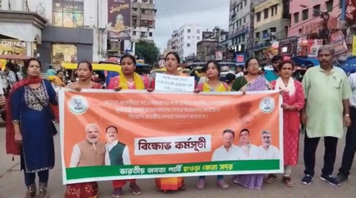 हावड़ा में ममता बनर्जी के खिलाफ भाजपा समर्थकों का प्रदर्शन, सेना के अपमान को लेकर जताया गुस्सा