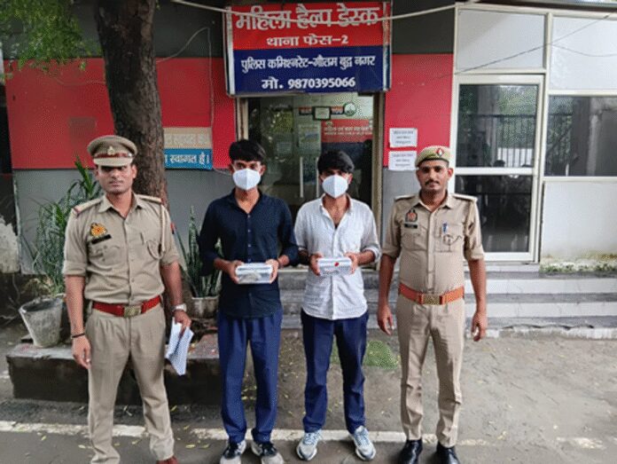 हाउसकीपिंग का काम करने वाले दो मोबाइल चोर गिरफ्तार