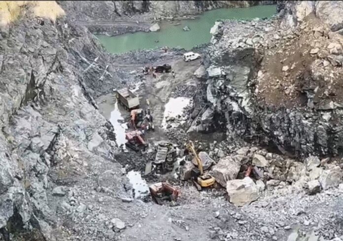 नीमकाथाना के कृष्णा माइंस में पहाड़ दरकने से एक मजदूर की मौत, रेस्क्यू जारी
