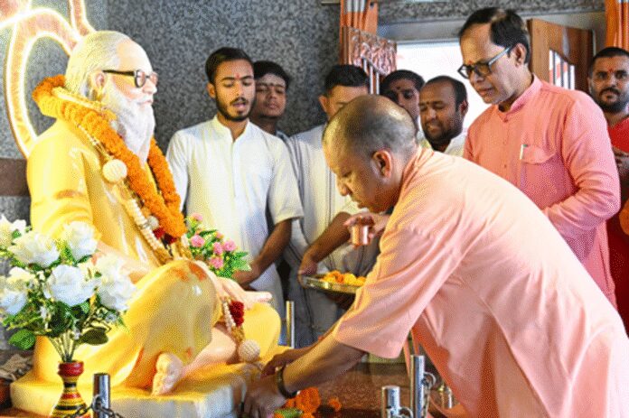दलित के घर भोजन से लेकर राम मंदिर आंदोलन तक, ऐसा था सीएम योगी के गुरु अवेद्यनाथ का जीवन