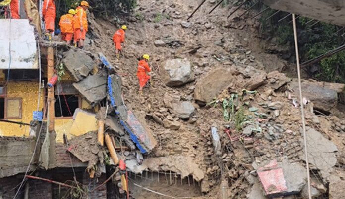 कुल्लू  : भूस्खलन में इमारत ढहने से दो लोग मलबे में दबे, रेस्क्यू ऑपरेशन जारी