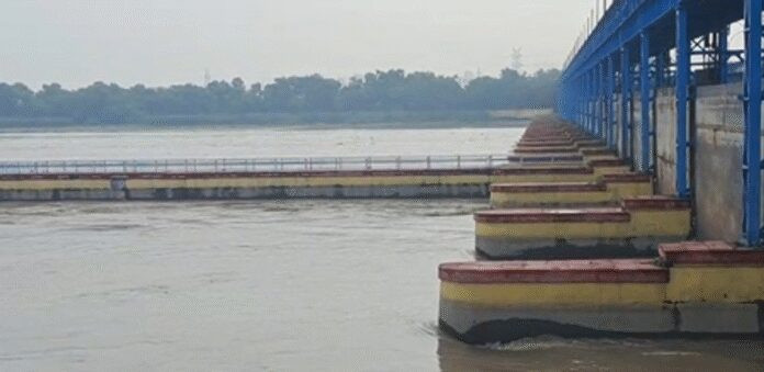 दिल्ली में बाढ़ ने मचाई तबाही, यमुना नदी का जलस्तर 207 मीटर के पार