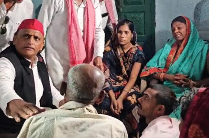 यूपी : अखिलेश यादव ने कन्नौज में मृतक ब्रजेश राठौर के परिवार से मुलाकात की, सरकार से भाई को नौकरी देने की मांग