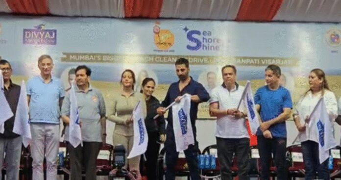 मुंबई : गणेश विसर्जन के बाद जुहू बीच पर चलाया गया सफाई अभियान, अमृता फडणवीस ने दिया स्वच्छता का संदेश