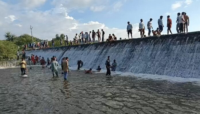 राजस्थान: पिकनिक स्पॉट बना रायपुर बांध, ओवरफ्लो देखने उमड़ी भीड़, सुरक्षा इंतजाम नदारद