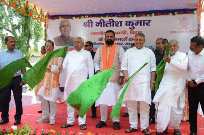 बिहार : मुख्यमंत्री महिला रोजगार योजना शुरू, नीतीश ने 250 वाहनों को किया रवाना