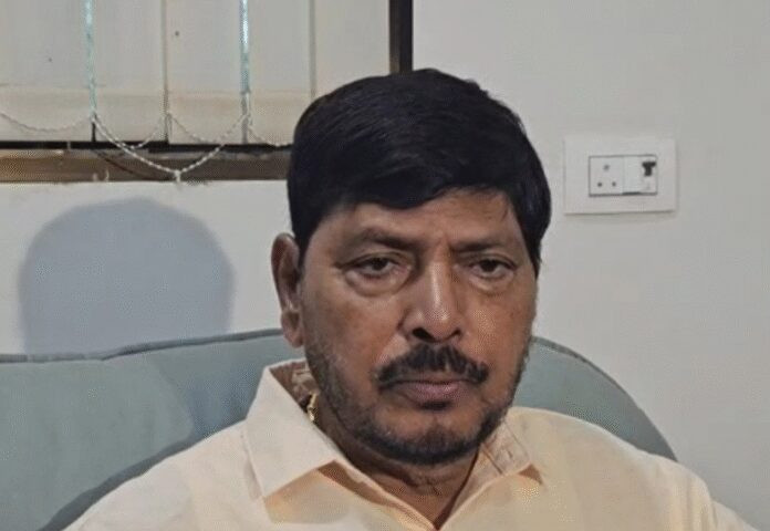 मराठा आरक्षण पर सियासत तेज, रामदास आठवले ने देवेंद्र फडणवीस का किया बचाव