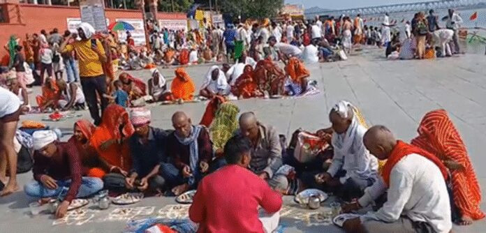 बिहार: गयाजी में उमड़ा आस्था का सैलाब, पितृपक्ष के पहले दिन श्रद्धालुओं ने देवघाट पर किया पिंडदान