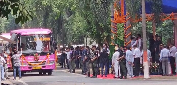 बिहार के मुख्यमंत्री नीतीश कुमार ने महिलाओं को दिया तोहफा, 80 पिंक बस सेवा शुरू