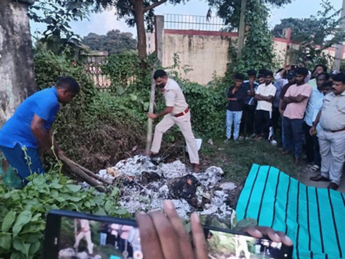 झारखंड : हत्या के बाद बोरी में बंद शव कचरे के ढेर में जलाने की कोशिश, पुलिस कर रही जांच