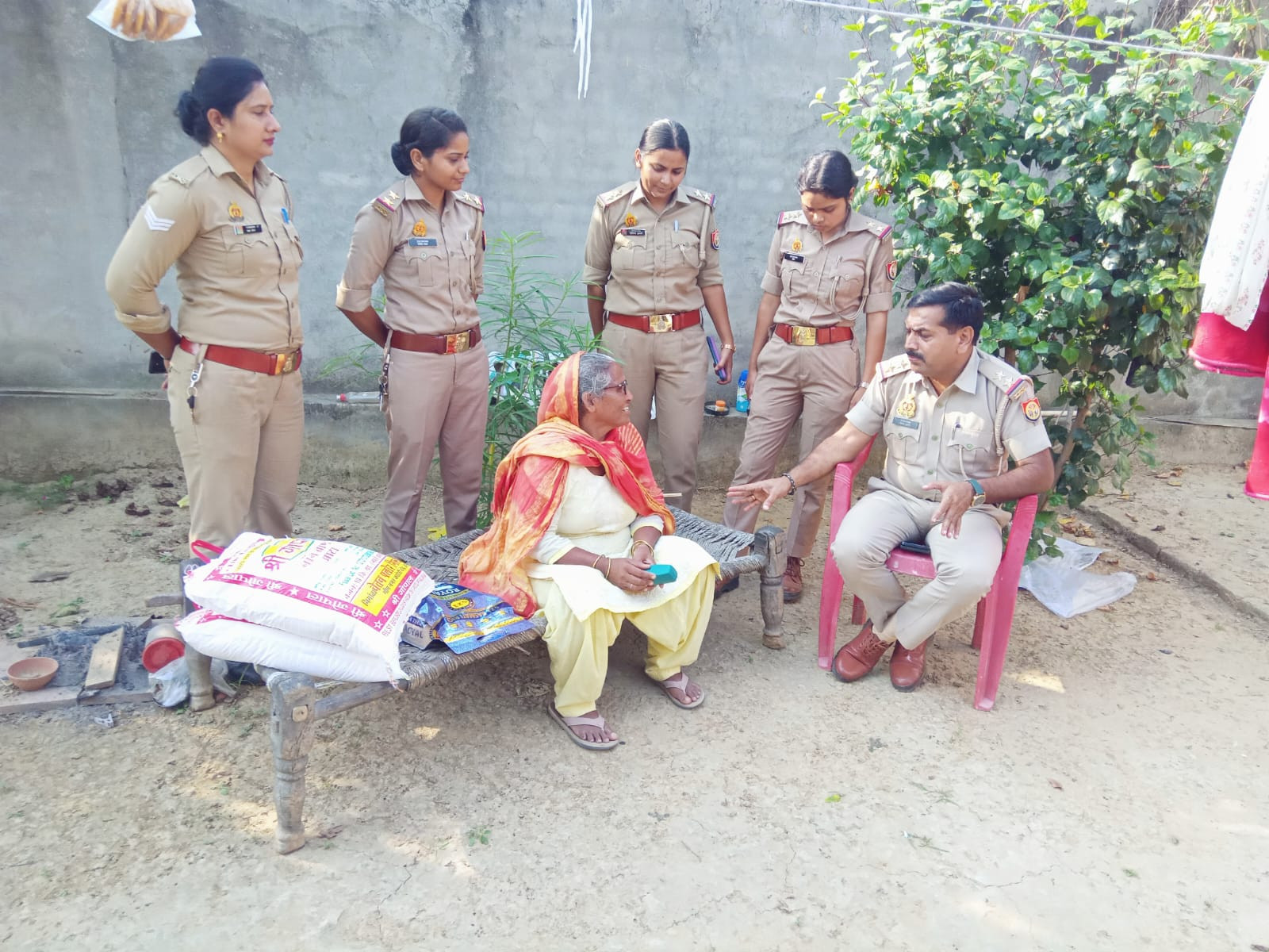 Mission Shakti 5.0: हापुड़ देहात पुलिस ने दिखाई दरियादिली, बुजुर्ग महिला को मिली राहत, आंखों को रोशनी