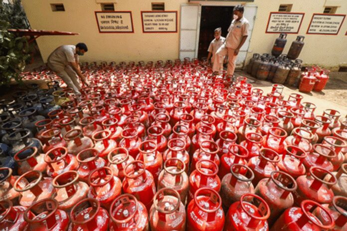 कमर्शियल एलपीजी सिलेंडर की कीमत 51.50 रुपए घटी, 1 सितंबर से प्रभावी