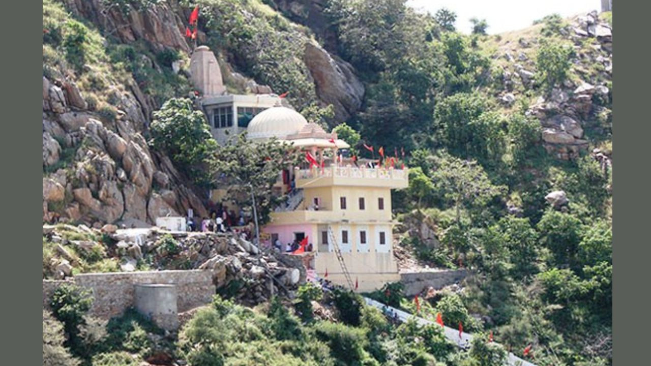 Shardiya navratri 2025: नवरात्रि में इन 5 रहस्यमयी मंदिरों के दर्शन करें, जिनके नियम और परंपराएं कर देंगी हैरान 5 बागोरिया दुर्गा माता मंदिर, राजस्थान