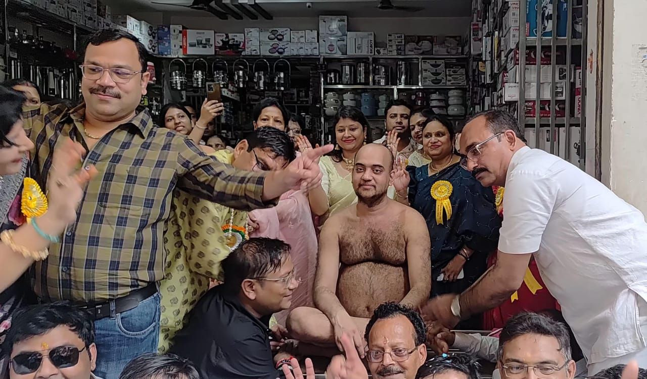 Hapur में दिगंबर जैन समाज ने धूमधाम से निकाली श्री 1008 शांतिनाथ भगवान की रथ यात्रा, हजारों श्रद्धालुओं ने लिया हिस्सा 1 Hapur-