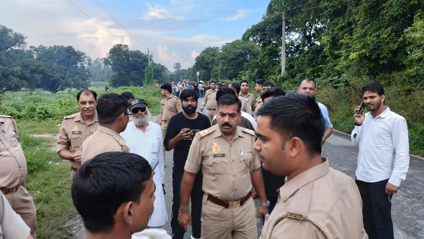 Hapur के बाबूगढ़ में स्कॉर्पियो-ई-रिक्शा भिड़ंत में चालक की मौत, ग्रामीणों ने लगाया जाम, कार में लगाई आग 1 Hapur-