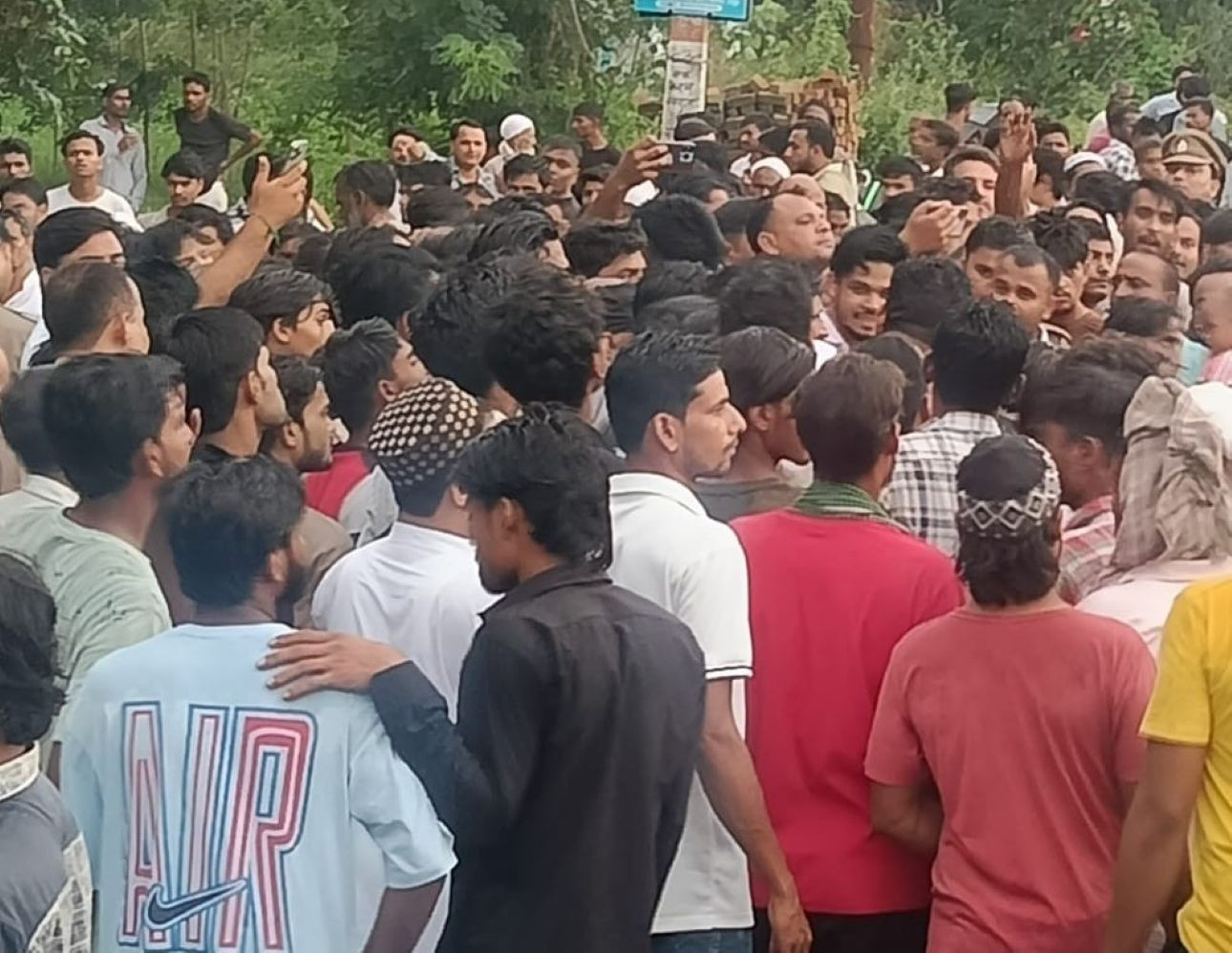Hapur के बाबूगढ़ में स्कॉर्पियो-ई-रिक्शा भिड़ंत में चालक की मौत, ग्रामीणों ने लगाया जाम, कार में लगाई आग 2 Hapur--