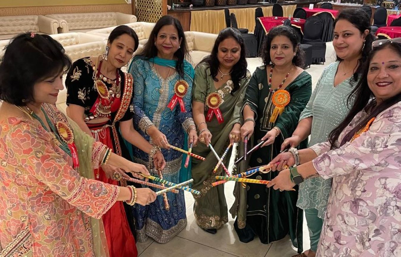Hapur में वैश्य महिला टीम का धूमधाम से वैश्य महा सम्मेलन, डांडिया नृत्य और सांस्कृतिक कार्यक्रमों ने बांधा समां 1 Hapur-
