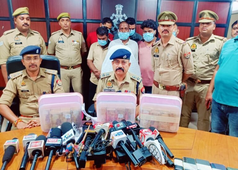 Hapur में नोटबंदी के 9 साल बाद भी पुराने नोटों का काला खेल, 78.5 लाख की प्रतिबंधित करेंसी के साथ 6 ठग गिरफ्तार