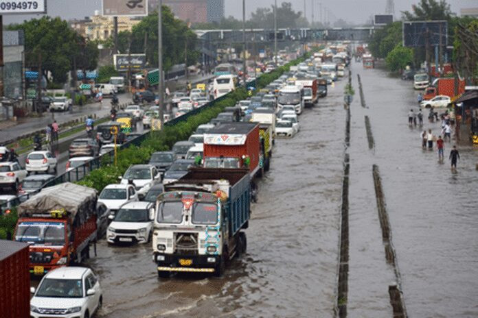गुरुग्राम में भारी बारिश के बाद जलभराव, स्कूलों में ऑनलाइन क्लास और दफ्तरों में वर्क फ्रॉम होम लागू