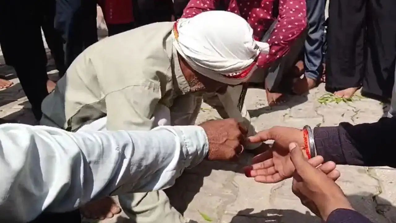 Jhansi news: बुजुर्ग को मिला गजब का वरदान! 40 साल में 13 बार डस चुका है सांप, हर बार हनुमान मंदिर में बचती है जान